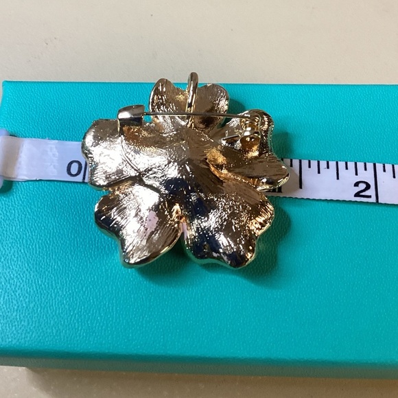 NEWT VINTAGE Elegant Floral Pearl Brooch. - Picture 9 of 11